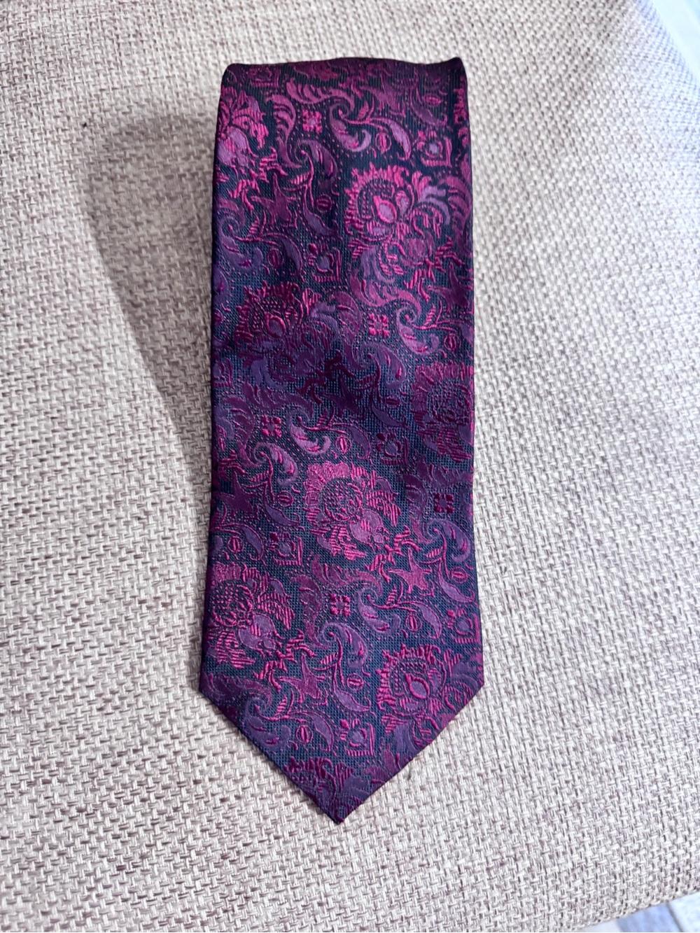 Express Men's Magenta and Black Floral Paisley Tie
